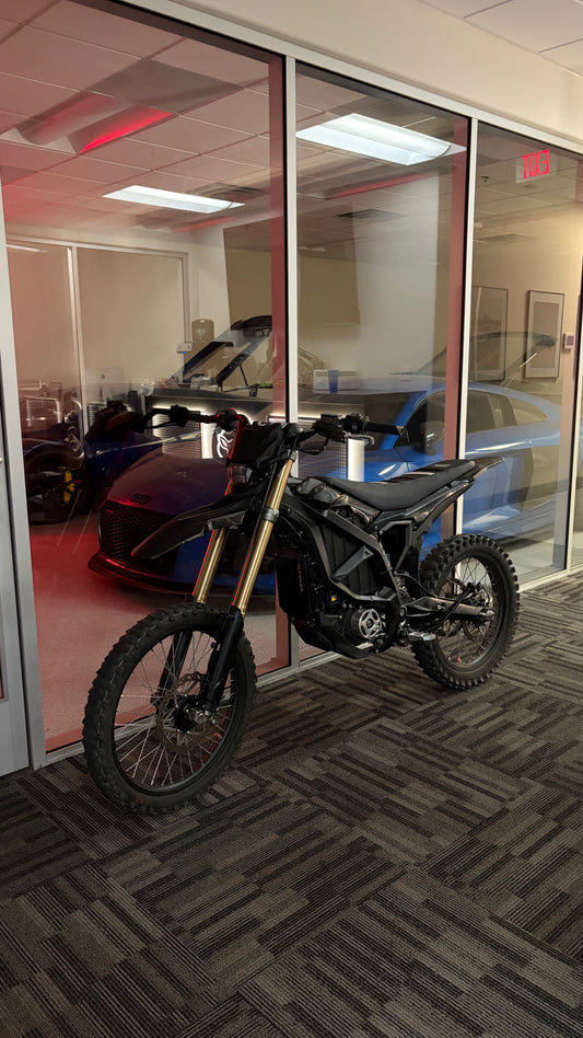 2025 SURRON ULTRA BEE - 21KW MIDNIGHT CARBON